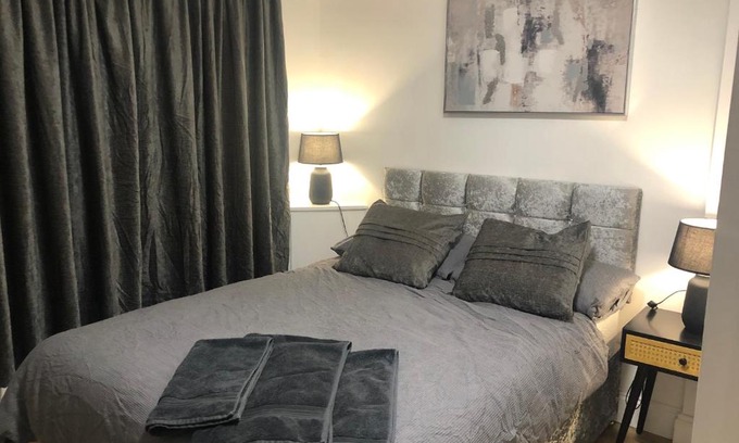 Newport Cama Y Desayuno | Modern En-suite Double Room