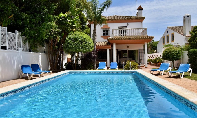 Poblado de Sancti Petri Villa | Moderna Villa Charo con gran piscina a 200m de la playa