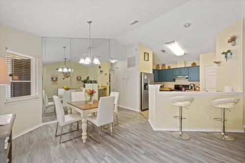 Northeast Pensacola Casa | Modern Escape near Airport/Hospital/Beach
