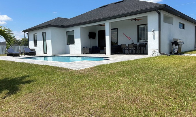 Diplomat Casa | Modern Escape Villa / On the Canal / Heated pool