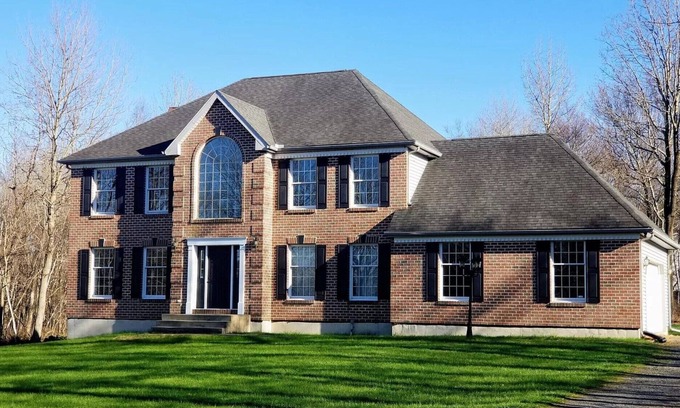 Effort Casa | Modern Estate★Private Pool!★7 Bed/3 Bath★Hot Tub★Movie Theater!★Game room★PETS!