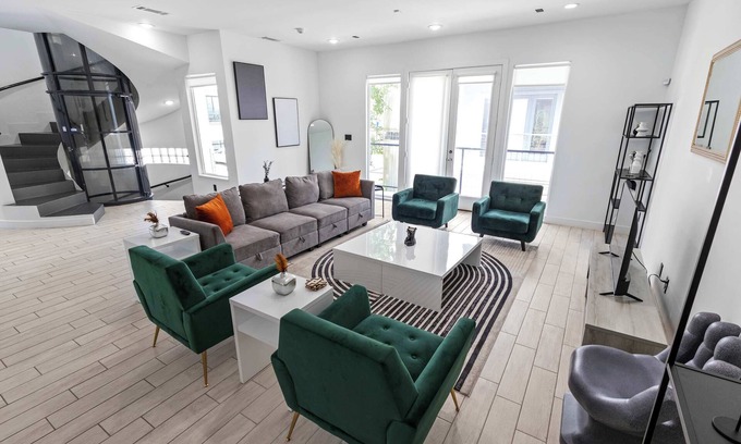 Greenway Plaza-Upper Kirby Casa | Modern Exec Retreat | Near Med Center + Garage