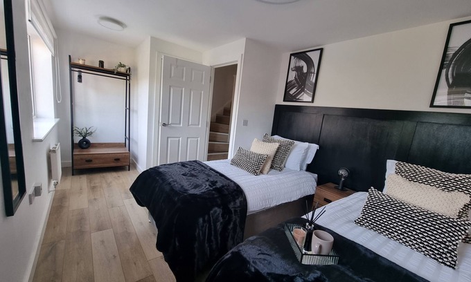 Coventry Casa | Modern Executive House WiFi Parking Coventry City Centre Sleeps 6.