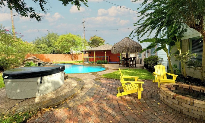 Spring Casa | Modern, exotic 5br, pool, hot-tub near Woodlands