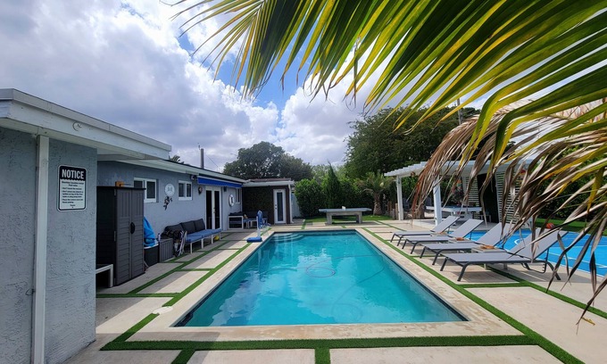 Driftwood Casa | Modern exquisite & luxurious vacation rental pool heater close to the beach 9 m