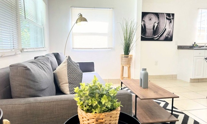 Miami Shores Casa | Modern Family Cottage Beach 15 min