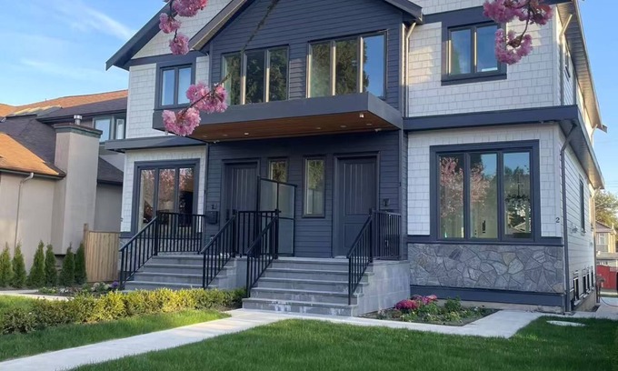 Arbutus Ridge Casa | Modern family friendly duplex minutes from downtown, airport, UBC, free parking.