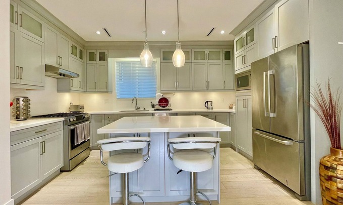 Grandview-Woodland Casa | Modern, family friendly space with Air conditioning, 8 min to Downtown!