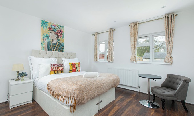 Hatfield Apartamento | Modern Family-Friendly 4 Bedroom Apartment -Sleeps 9 in Style