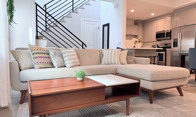 Westminster Casa | Modern Family Haven - Minutes from Disney Magic/Knotts and Saigon