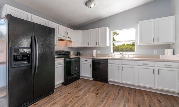 Port Tampa City Casa | Modern Family Home in South Tampa with Fenced-in Backyard Nearby MacDill AFB