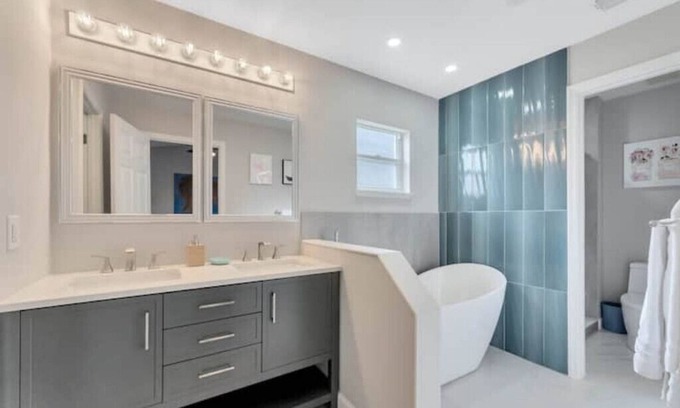 Sunridge Woods Casa | Modern Family Home Near Disney - Pool & Lake View
