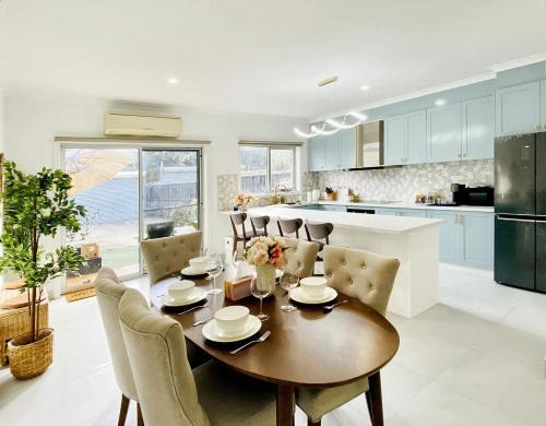 Yarraville Casa | Modern Family Oasis - 4BR, Free Parking, Steps to Shops & Train