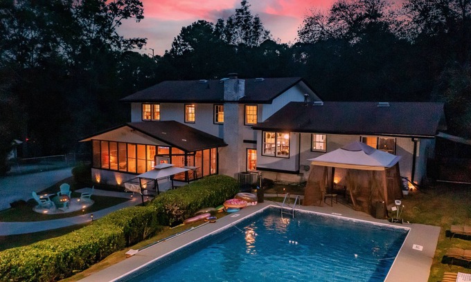 Lithonia Casa | Modern Family Utopia+Jacuzzi+3 Fire-Pits+King-Suite+Home Office+Free Parking