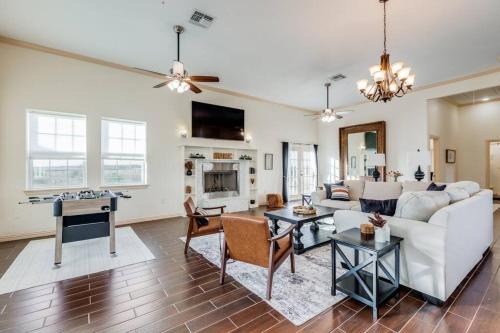 Weston Casa | Modern Farm House 2B 2B KING Bed