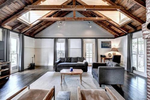 Home Park Casa | Modern Farm house in heart of the City- Sleeps 12