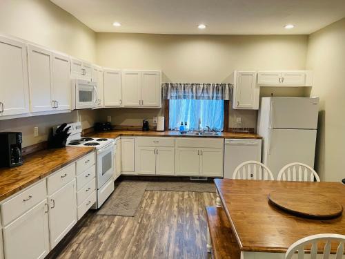 Wabash Apartamento | Modern Farmhouse 3 Bed, 2 Bath Apartment, Sleeps 7, Lots of Space, Steps to Downtown, Honeywell & Eagles Theater