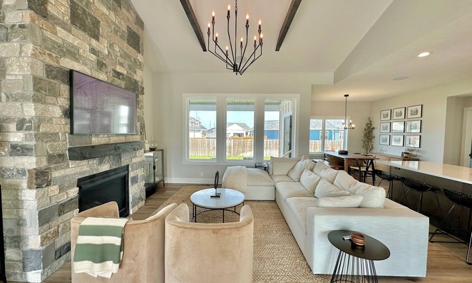 Lincoln Casa | Modern Farmhouse - 4 Bd 3 Bth