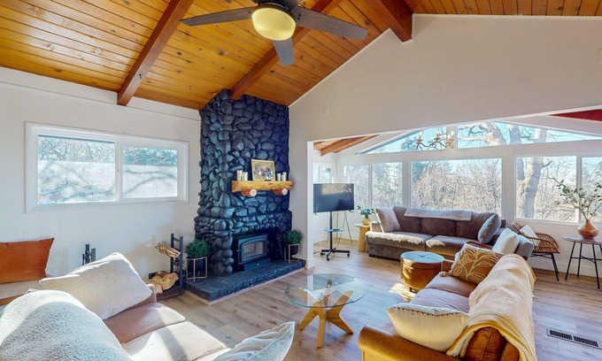 Crestline Cabina | Modern farmhouse cabin w/multiple decks, a fireplace & A/C-close to outdoor fun