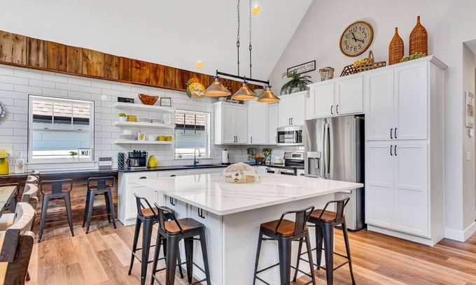 Hollister Casa | Modern Farmhouse- Dog Friendly- Indoor Pool- Pickleball- Foosball- Shuffleboard- Free Daily Tickets