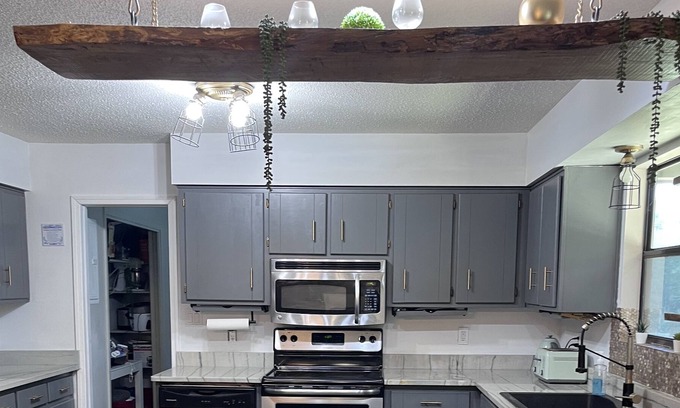 Crestview Casa | MODERN FARMHOUSE family & pet friendly, spacious & minutes from beach
