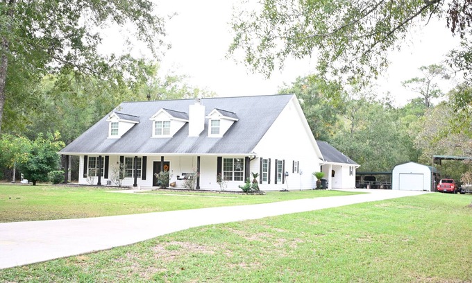 Wallisville Otro | Modern Farmhouse & Guest Home in Wallisville!