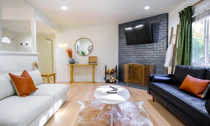 Sacramento Casa | Modern Farmhouse near Downtown & American River