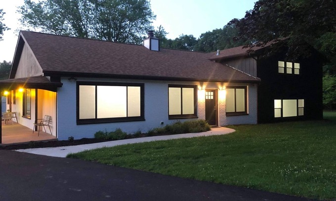 Wheeler Casa | Modern FarmHouse Stay On 12 Acres with Fireplace and Hot Tub, Sleeps 16