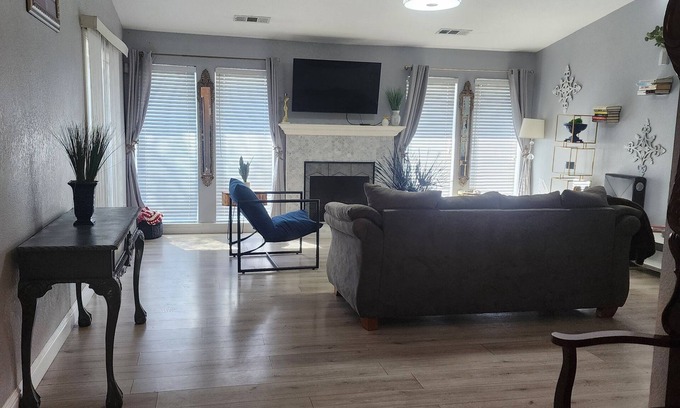 Tulare Casa | Modern Farmhouse style 3-bedroom house with EV charger/WiFi in welcoming Tulare