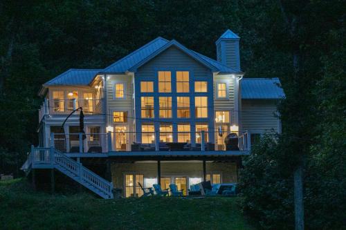 Waverly Chalet De Esquí | Modern Farmhouse Style Chalet with amazing Kentucky Lake views - Dock, Hottub and Firepit!