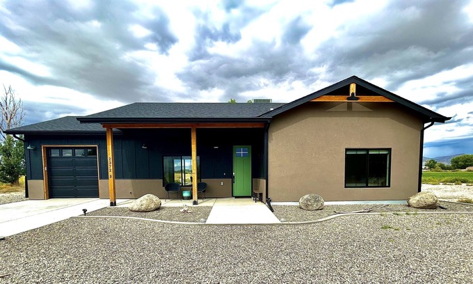 Grand Junction Casa | Modern Farmhouse w/Privacy, Views and Hot Tub!