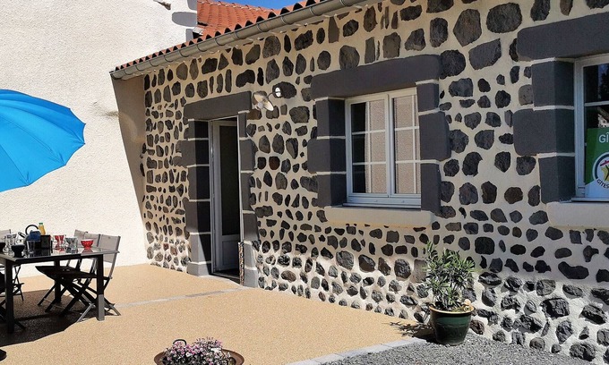 Arlempdes Cabaña | Escápate a la naturaleza: Casa moderna y espaciosa con spa en pueblo pintoresco