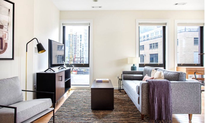 Fenway–Kenmore Apartamento | Modern Fenway Retreat: 2BR/2BA