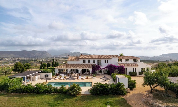 Fustera Villa | Finca moderna con vista espectacular & piscina climatizada
