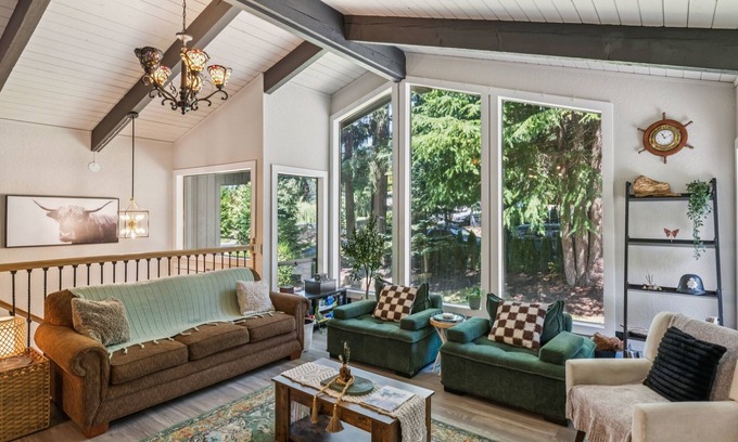 Lake Stevens Casa | Modern Forest Escape Near Hikes & Lake 6 Bedroom Home
