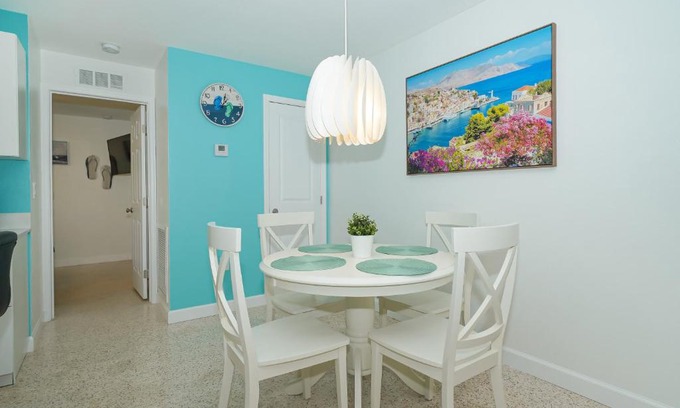 South Sarasota Casa | Modern & Fresh - Less than 3 miles to the Beach!