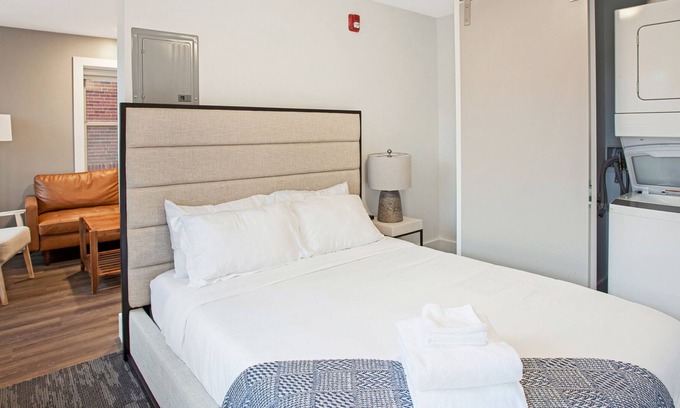 Hanover Place Apartamento | Modern Fully Equipped Studio in Historic Midtown