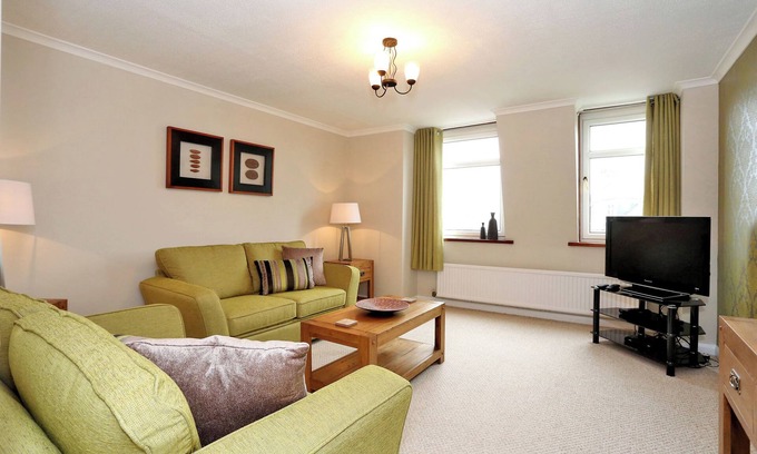 Central Aberdeen Apartamento | Modern fully fitted two bedroom apartment. Pet friendly. Free parking. Sleeps 5.