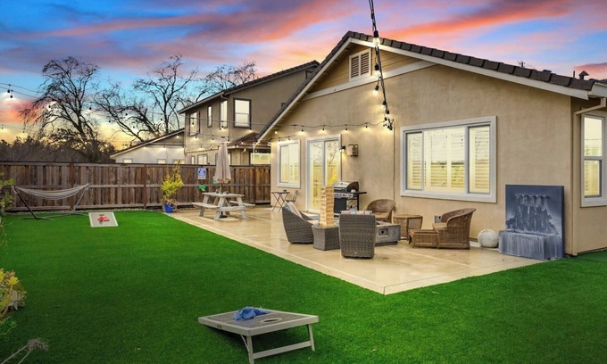 Sacramento Casa | Modern-Fully Loaded-EV Charger-Big Yard-10 Min DT
