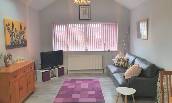 Lincoln Apartamento | Modern fully self-contained Annex, free Parking private off street, large Garden