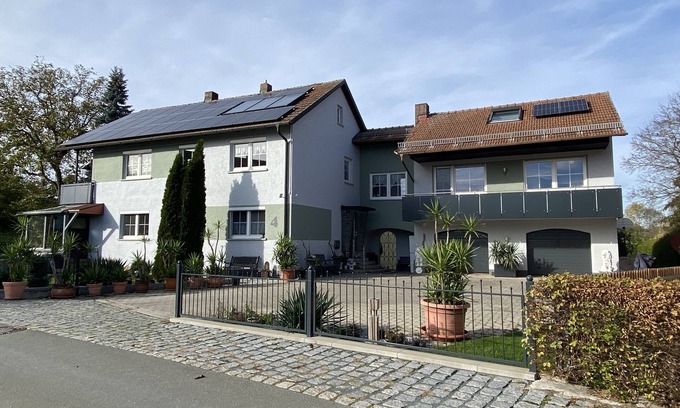 Goldkronach Apartamento | Moderno apartamento de 80 m² con 3 habitaciones y balcón orientado al sur / oeste.