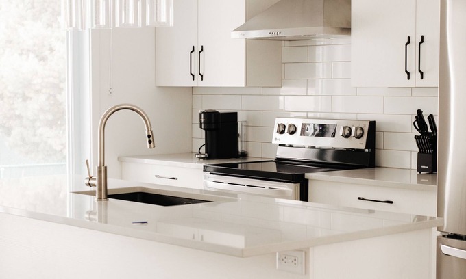 Saint-Hubert Casa | Modern Furnished House Near Dix30 & Downtown Montreal – Monthly Stays Welcome