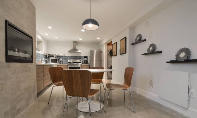 Fremont Apartamento | Unidad moderno, renovado En la vendimia Fremont Triplex- que acepta mascotas