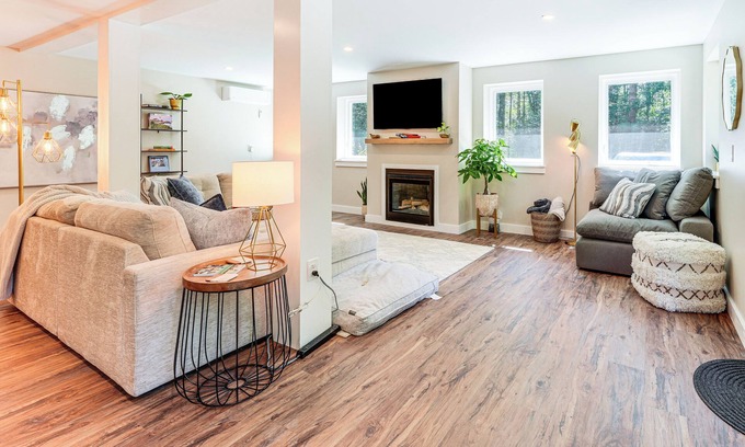 Saco Casa | Modern Gem on 15 Acres, 5 Mi to Old Orchard Beach!