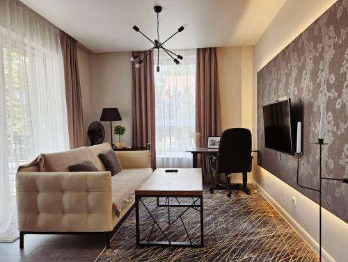 Old Town Apartamento | Modern gem with an office corner at Jonas Hill waterfront