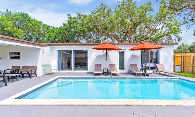 Driftwood Casa | Modern Getaway 4BRs House with Pool and Game Room