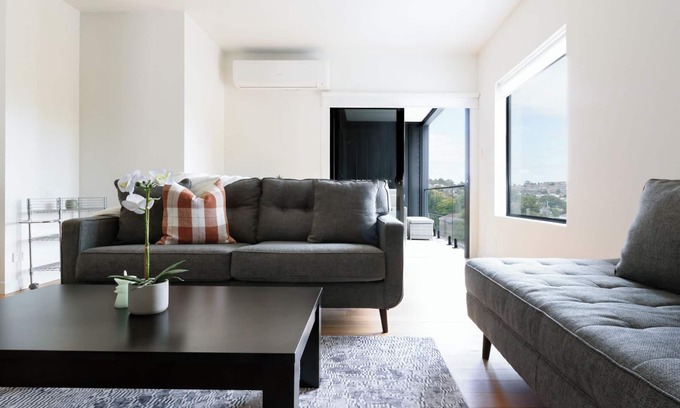 Launceston CBD Casa | Modern Getaway with Balcony & Secure Parking