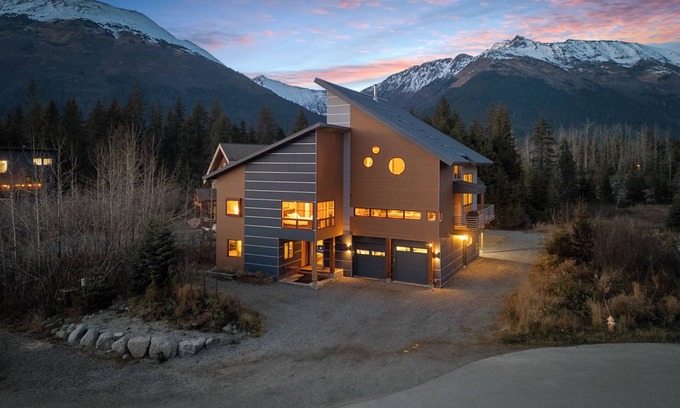 Alyeska Casa | Modern Girdwood House w/ Hot Tub, Sauna, and Fire Place