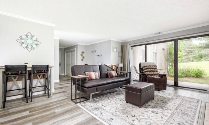 Acme Condominio | Modern Golfview Condo near the Grand Traverse Bay