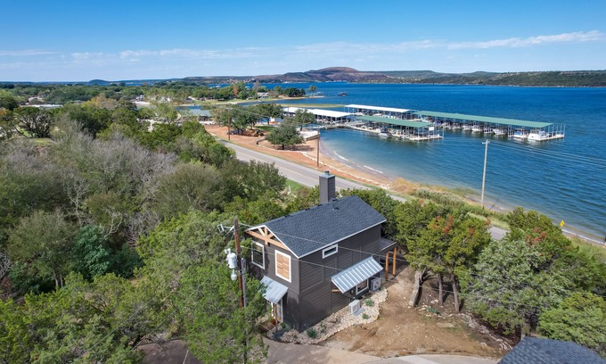 Graford Cabina | Modern Graford Cabin: Walk to Possum Kingdom Lake!